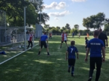 Laatste training S.K.N.W.K. JO8-1 (partijtje tegen de ouders) van maandag 2 juni 2025 (15/123)